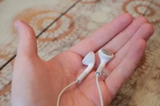 Easy ways to clean earbuds and headphones