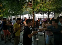 Huawei Gifting Free Power Banks To Apple Fans Outside Apple Store