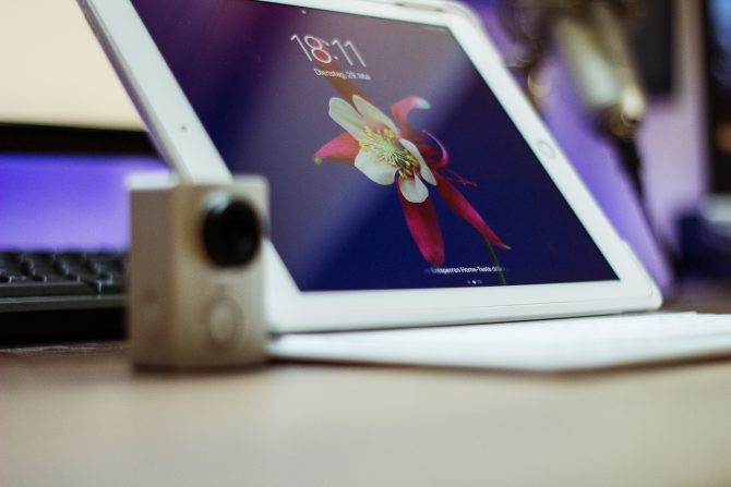 5 Uses For Old Android And Ios Devices 4 - Techengage A Photo Of Ipad On A Table With Lockscreen On