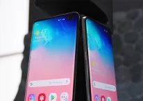 A photography of Samsung Galaxy S10 Plus and Samsung Galaxy S10 showing display panels