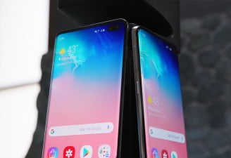 A photography of Samsung Galaxy S10 Plus and Samsung Galaxy S10 showing display panels