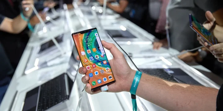 Huawei Mate 30 Pro in hands at Huawei Event