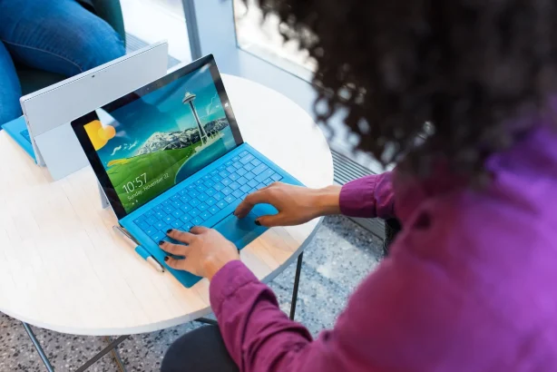 A girl using Windows laptop